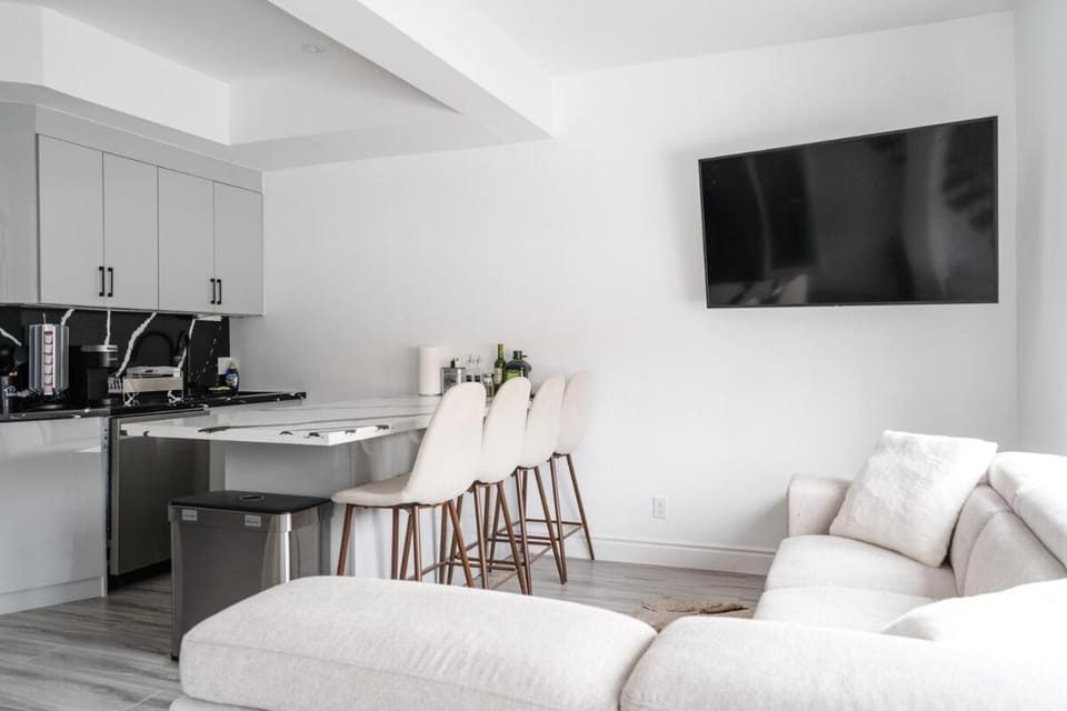 Luxury 2 Bedroom 3 Bed Family Friendly Oasis with Smart Technology House in Halton Hills