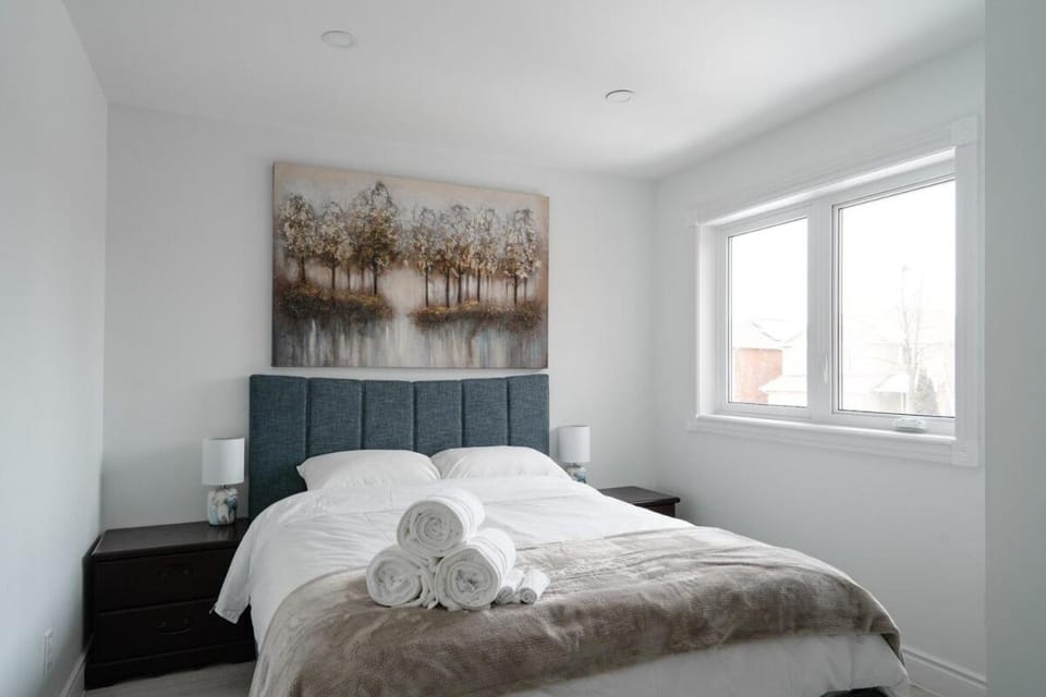 Luxury 2 Bedroom 3 Bed Family Friendly Oasis with Smart Technology House in Halton Hills