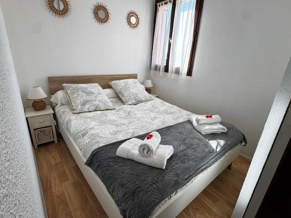 Bedroom, towels
