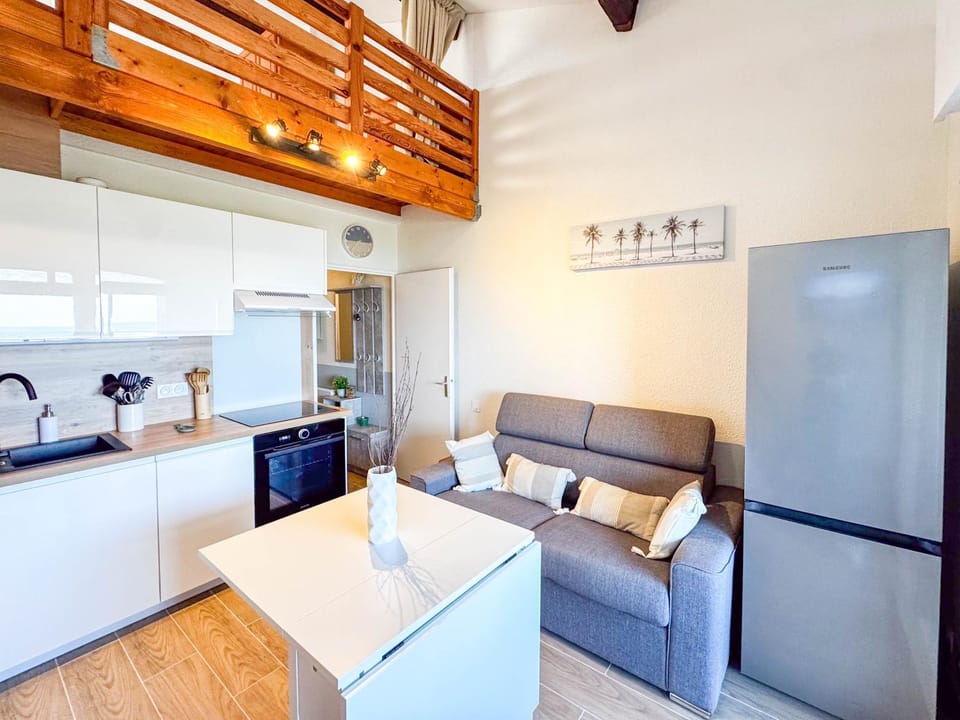 Kitchen or kitchenette, Living room, Seating area, Dining area, oven, stove