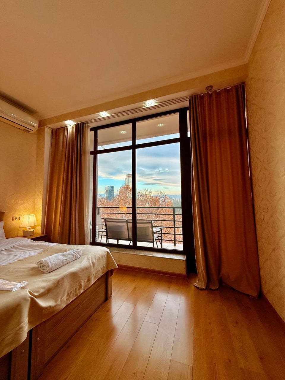 Bed, View (from property/room), Balcony/Terrace, Bedroom, City view