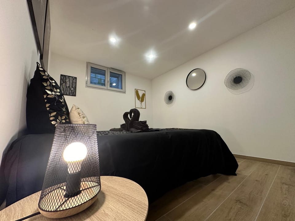 Bed, Photo of the whole room, Bedroom