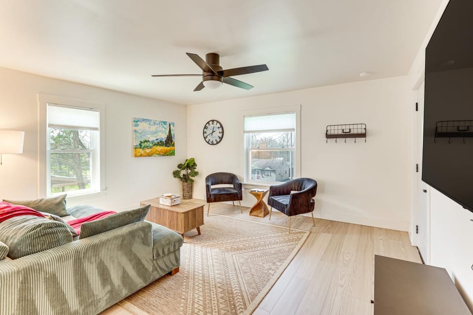 3 Mi to Downtown Youngstown Apt with Deck! Apartment in Youngstown