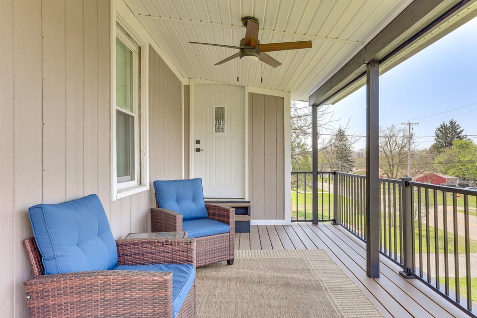 3 Mi to Downtown Youngstown Apt with Deck! Apartment in Youngstown