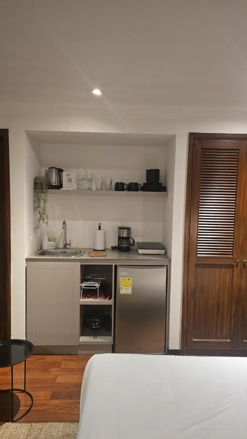 Bed, Coffee/tea facilities, Kitchen or kitchenette, Photo of the whole room, Bedroom, minibar, pet friendly, stove, wardrobe