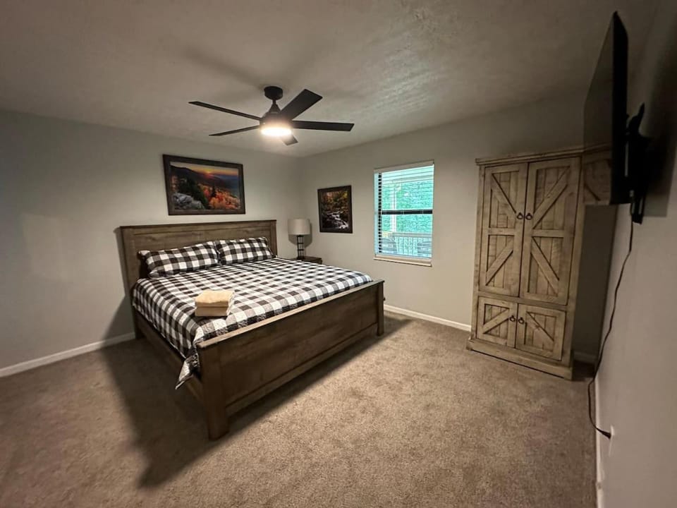 Bed, TV and multimedia, Bedroom
