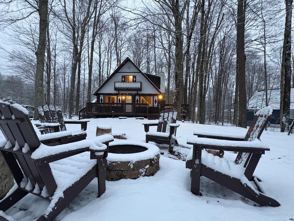 Cabin with Sauna Walking Distance to Beach Cabin in Coolbaugh Township