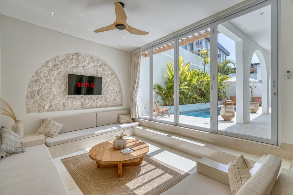 TV and multimedia, Living room, Pool view