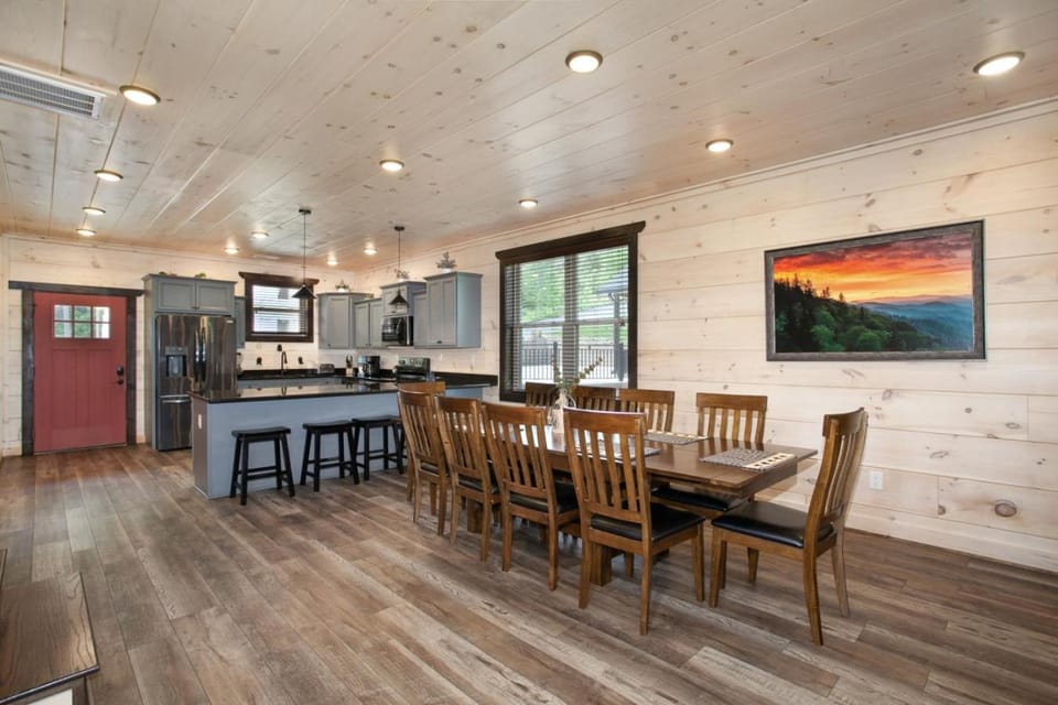 Creekside Paradise Hot Tub Arcade Games NEAR PF House in Pigeon Forge