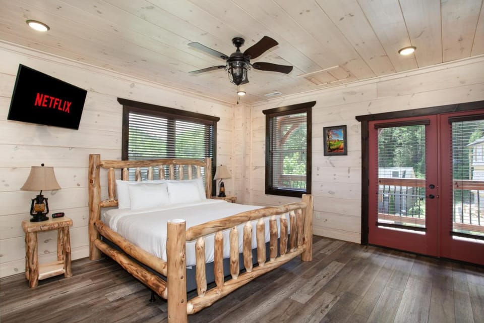 Creekside Paradise Hot Tub Arcade Games NEAR PF House in Pigeon Forge