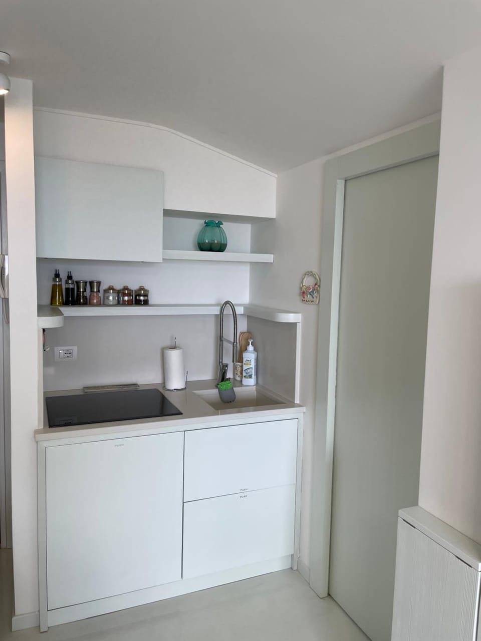 Coffee/tea facilities, Kitchen or kitchenette, dishwasher, stove