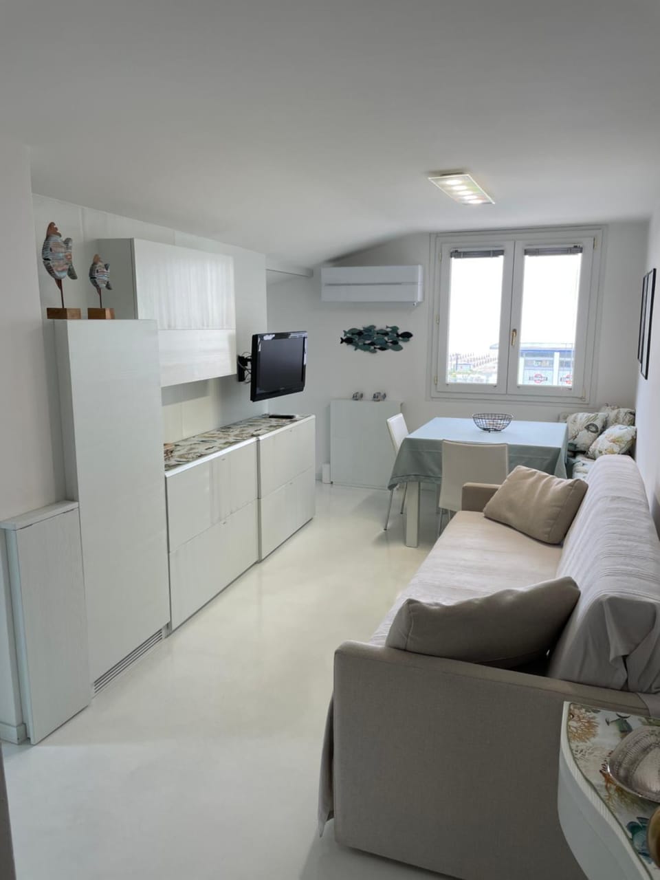 TV and multimedia, Living room, Seating area, Dining area, locker, pet friendly, air conditioner
