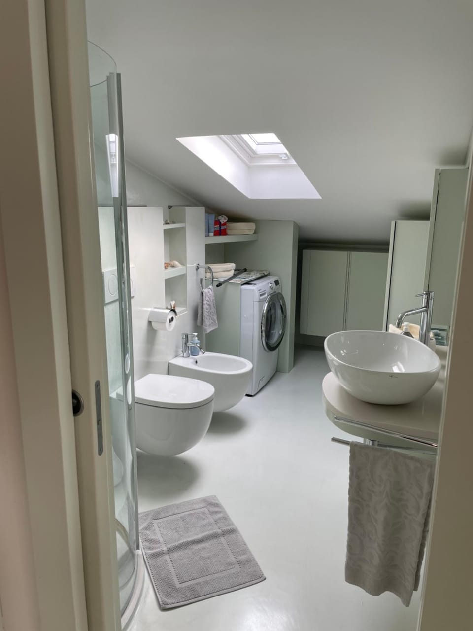 Shower, Toilet, Bathroom, bidet, towels