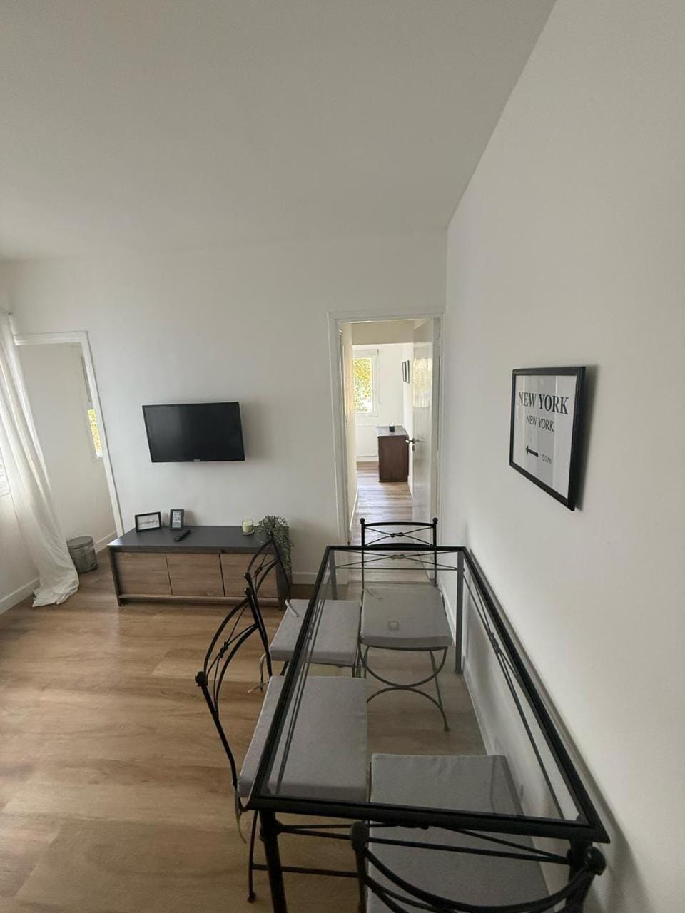 TV and multimedia, Living room, Photo of the whole room, Seating area, Dining area