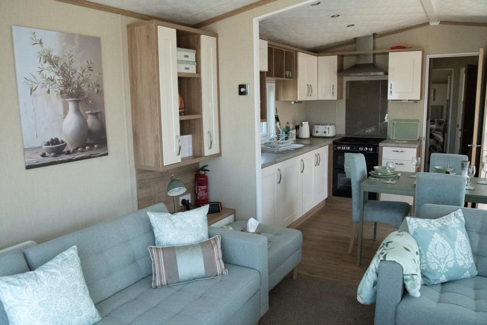 Kitchen or kitchenette, Living room, Seating area, Dining area, oven, stove