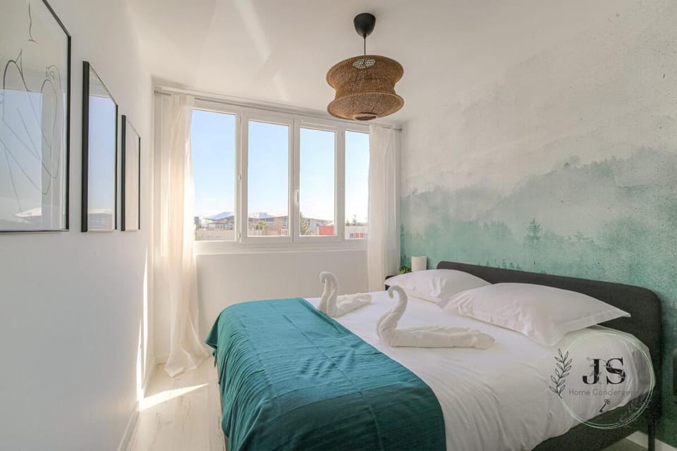 Bed, Photo of the whole room, Bedroom, towels