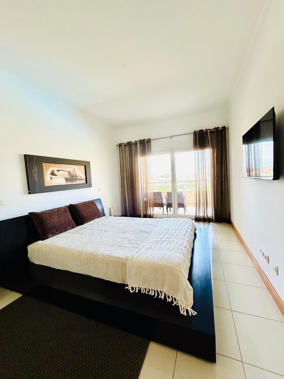 Bed, TV and multimedia, Photo of the whole room, Bedroom
