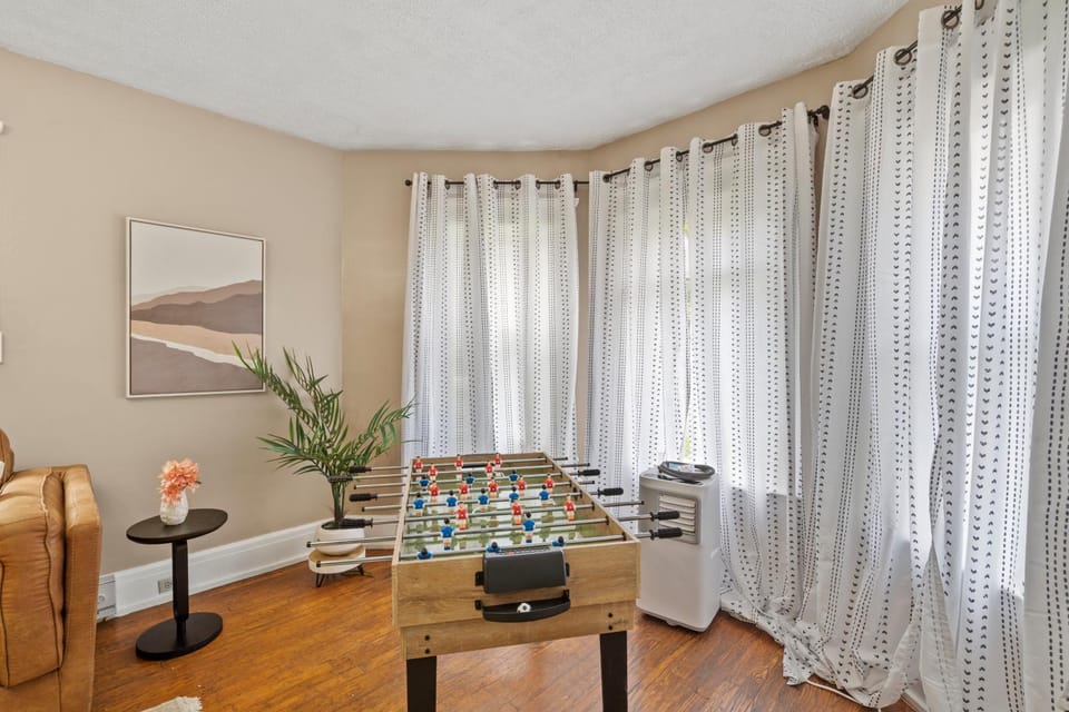 Modern Cozy 2BR Near Syracuse University, Destiny USA, Zoo & Downtown Syracuse Apartment in Syracuse