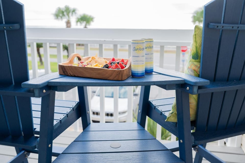 Patio, Day, Natural landscape, View (from property/room), Balcony/Terrace, Food and drinks, Seating area, Food, Sea view