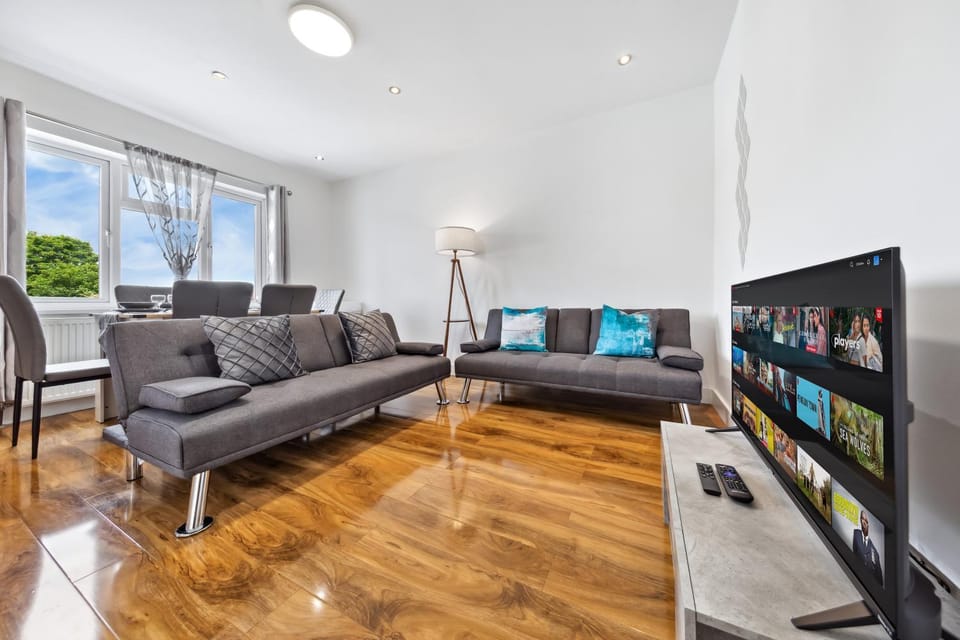 Bright 4BR 2BA Gem in Wembley Harrow - Sleeps 10! Apartment in Harrow