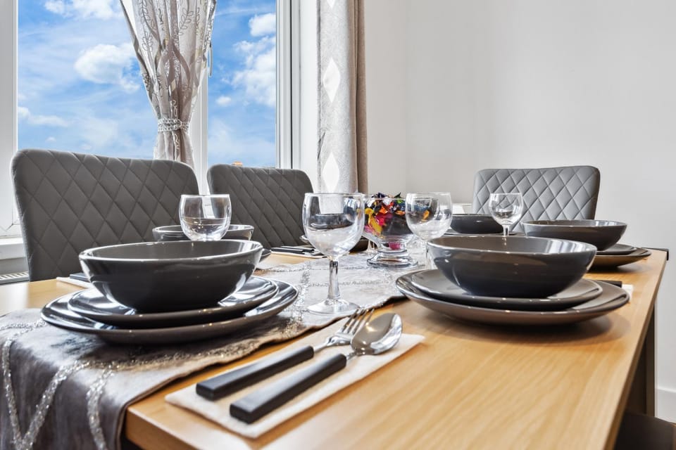 Bright 4BR 2BA Gem in Wembley Harrow - Sleeps 10! Apartment in Harrow