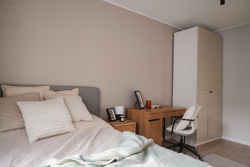 Photo of the whole room, Bedroom