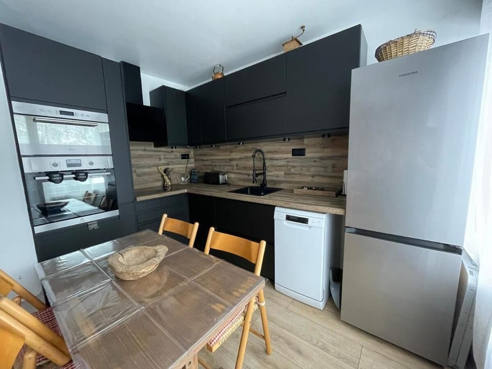 Kitchen or kitchenette, Dining area, dishwasher, oven, stove