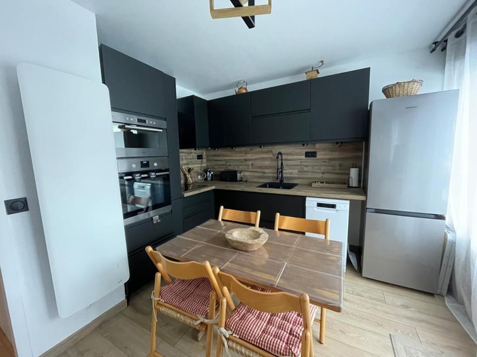 Kitchen or kitchenette, Dining area, dishwasher, oven, stove