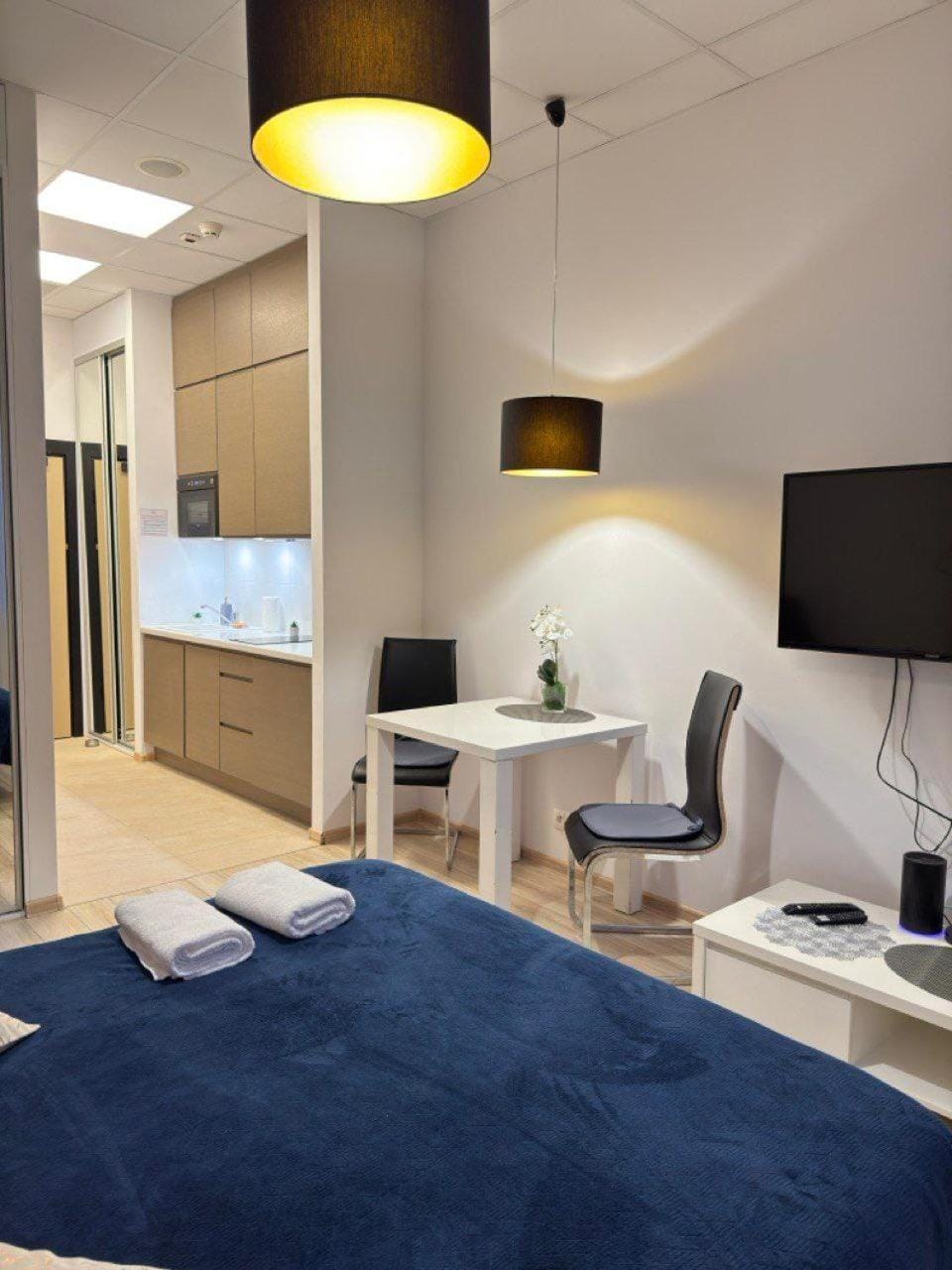 Bed, TV and multimedia, Living room, Photo of the whole room, Seating area, Bedroom, towels