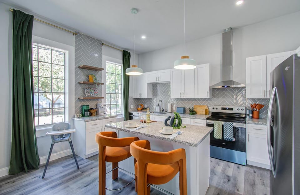 Entire House 10 min from Downtown with Fire Pit and Outdoor Theater House in Houston