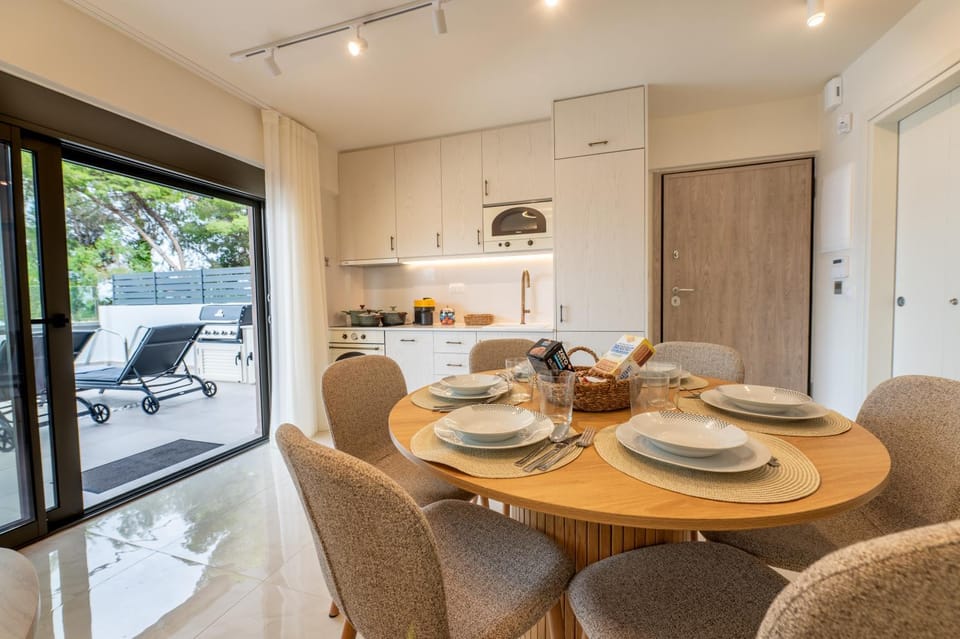 Coffee/tea facilities, Kitchen or kitchenette, Living room, Seating area, Dining area, stove