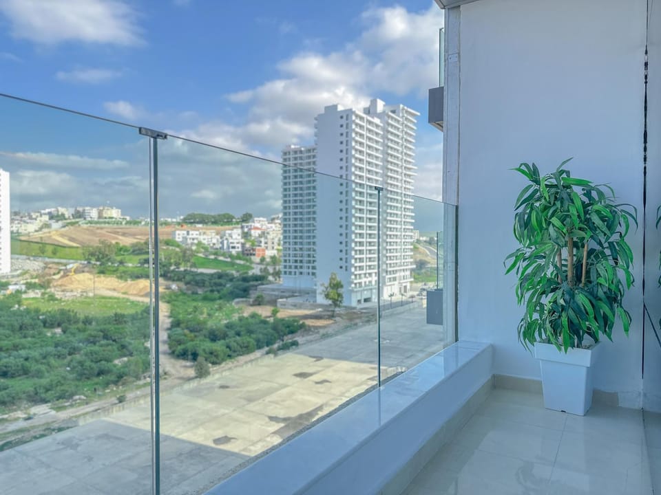 View (from property/room), Balcony/Terrace, City view, Mountain view, Quiet street view