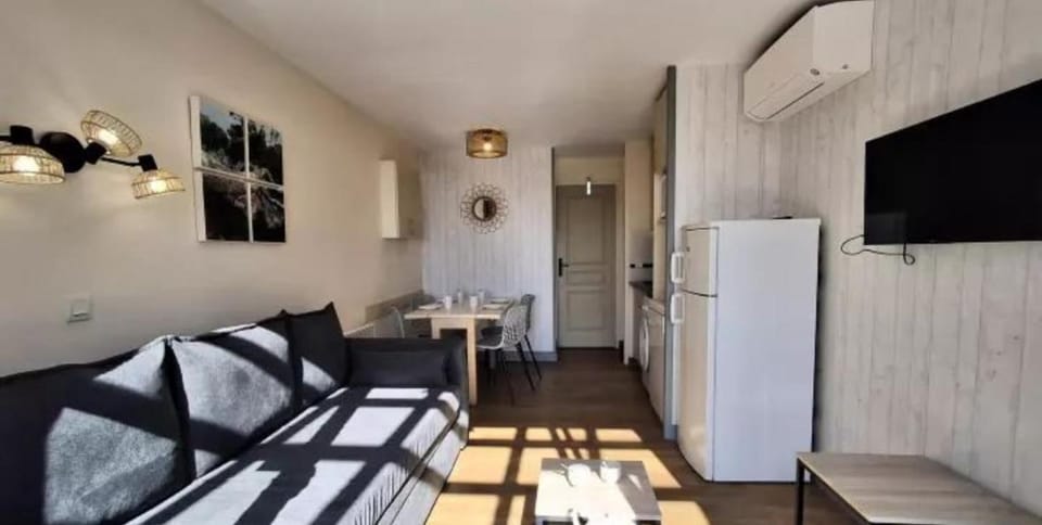 Kitchen or kitchenette, Seating area, Dining area