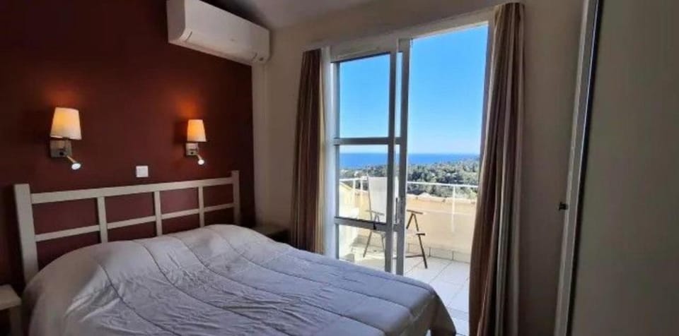 Photo of the whole room, Sea view