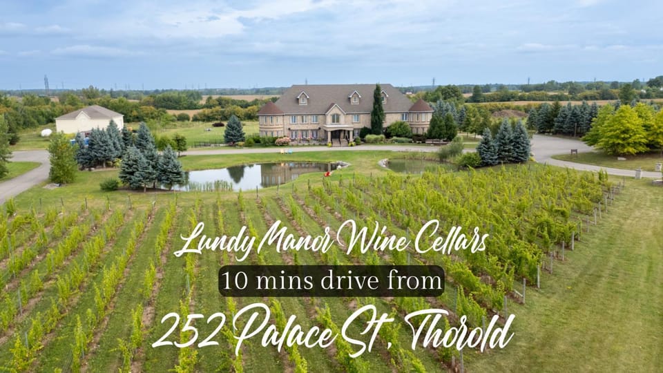 Entire 4BR Detached Home 15 Mins from the Falls, in Thorold, Perfect for 10 guests House in Saint Catharines
