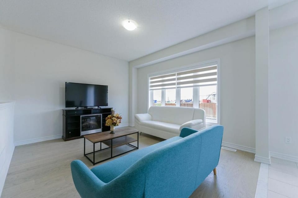 Entire 4BR Detached Home 15 Mins from the Falls, in Thorold, Perfect for 10 guests House in Saint Catharines