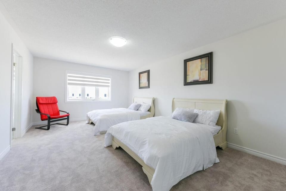 Entire 4BR Detached Home 15 Mins from the Falls, in Thorold, Perfect for 10 guests House in Saint Catharines