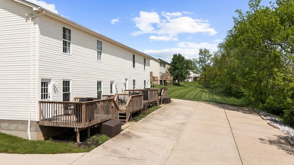 4 apartments 10 bedrooms - 2 and a half Miles from Ark Apartment in Williamstown