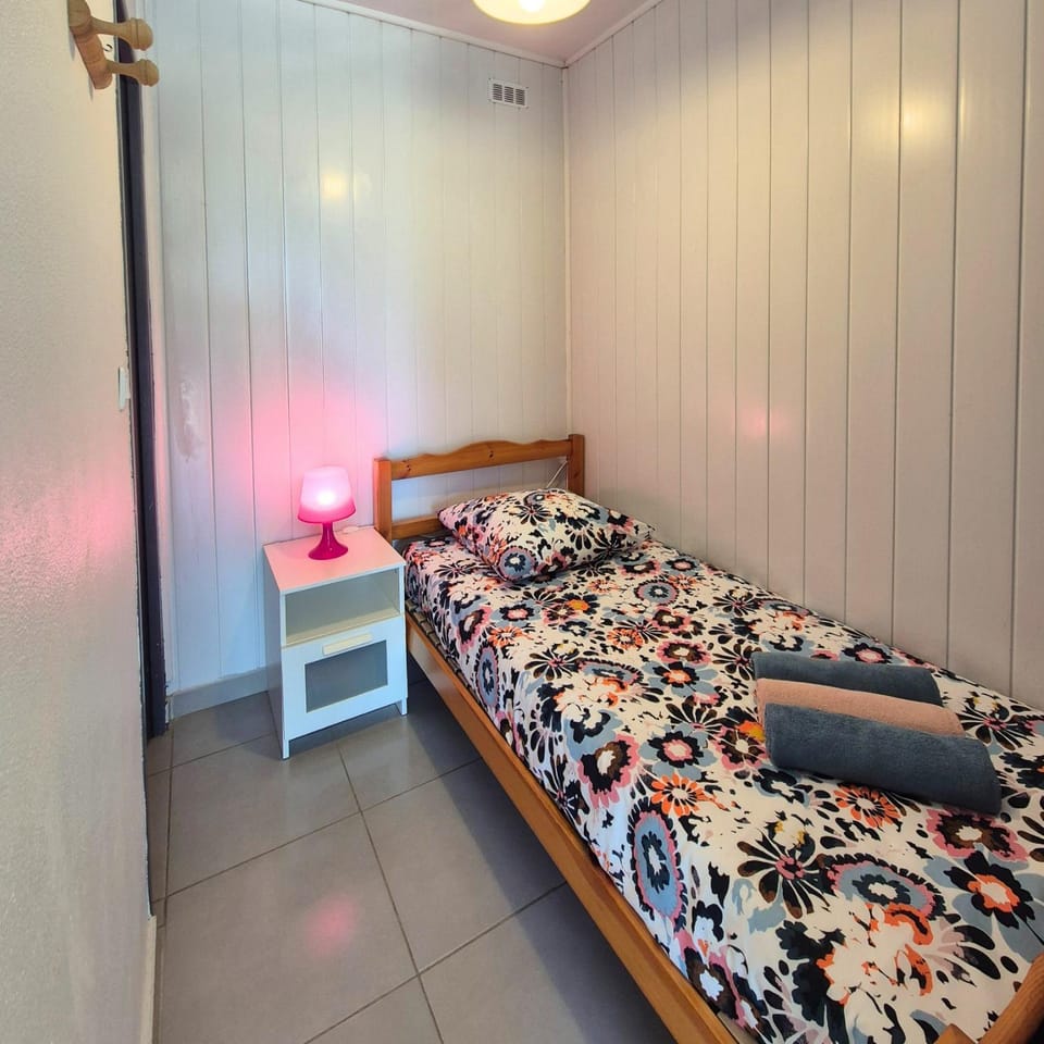 Bedroom, towels