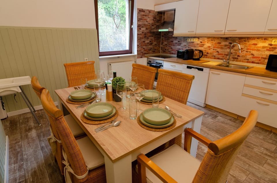Kitchen or kitchenette, Dining area, stove