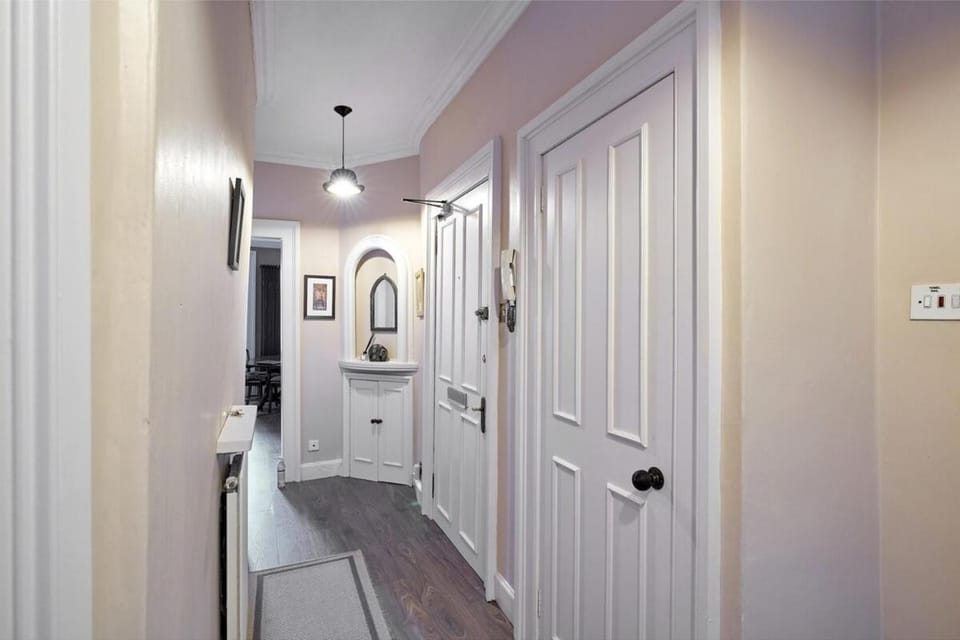 3 Bedroom Apartment - Historic Old Town Apartment in Edinburgh