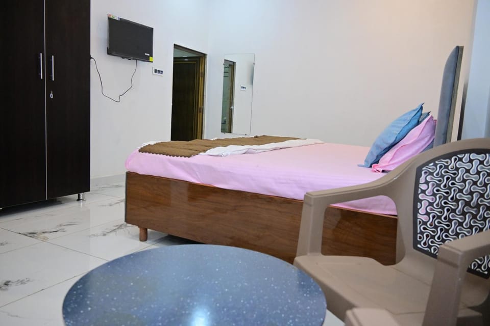Bed, TV and multimedia, Photo of the whole room