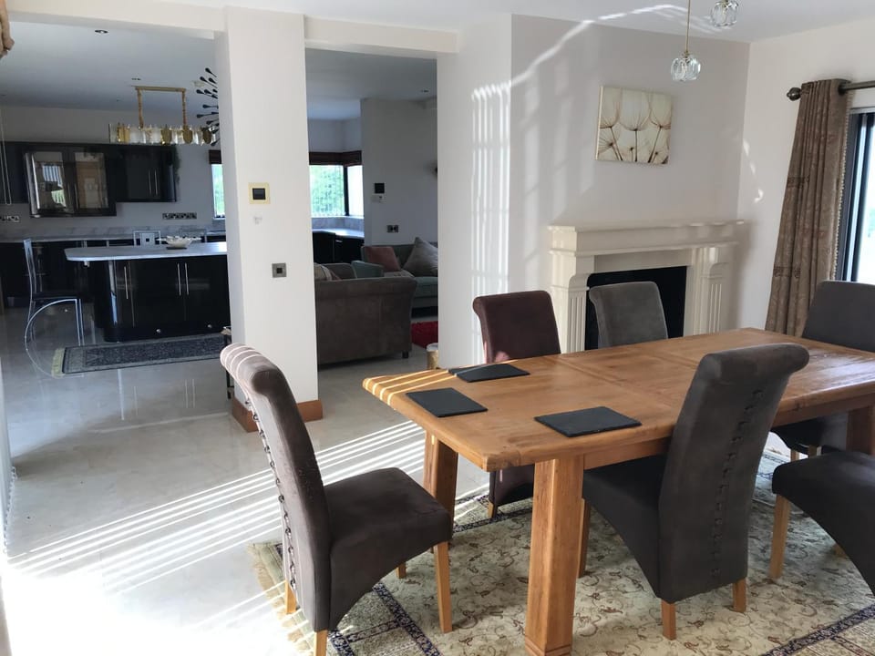 Kitchen or kitchenette, Seating area, Dining area