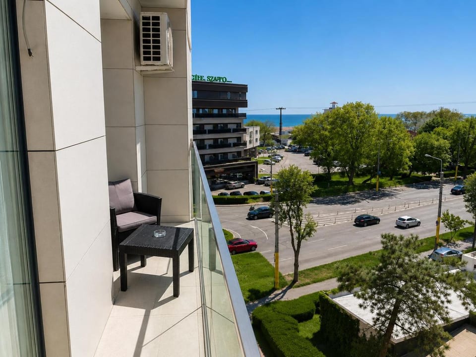 Property building, View (from property/room), Balcony/Terrace, Sea view, Street view, Location