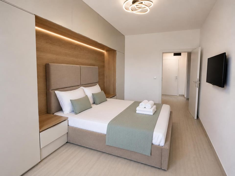 Bed, TV and multimedia, Photo of the whole room, Bedroom, towels, wardrobe
