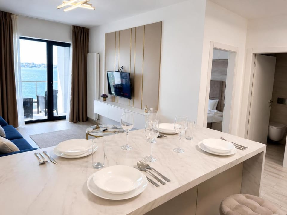 TV and multimedia, Kitchen or kitchenette, Living room, Seating area, Dining area
