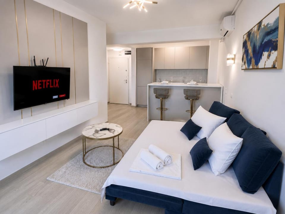 Bed, TV and multimedia, Kitchen or kitchenette, Living room, Photo of the whole room, Seating area, Bedroom
