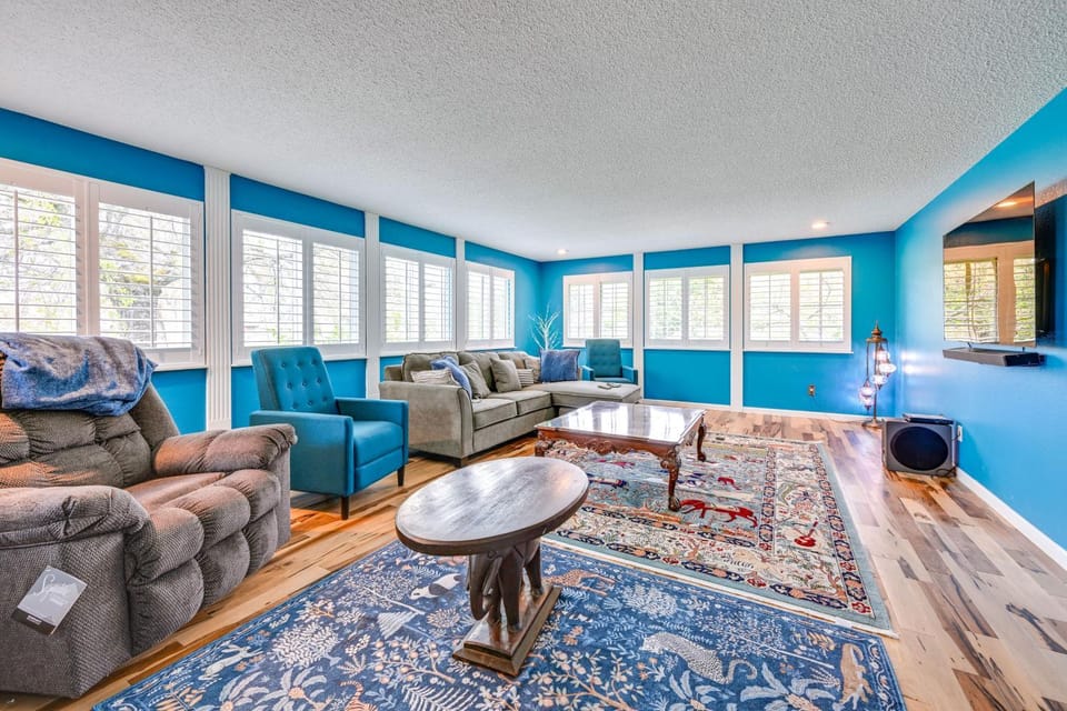 9 Mi to Spanaway Park: Home w/ Indoor Hot Tub House in Washington