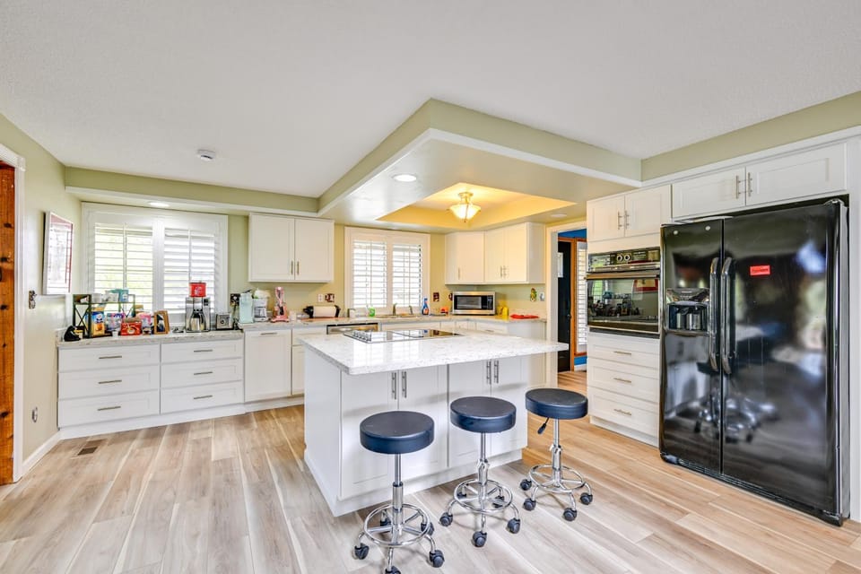 9 Mi to Spanaway Park: Home w/ Indoor Hot Tub House in Washington