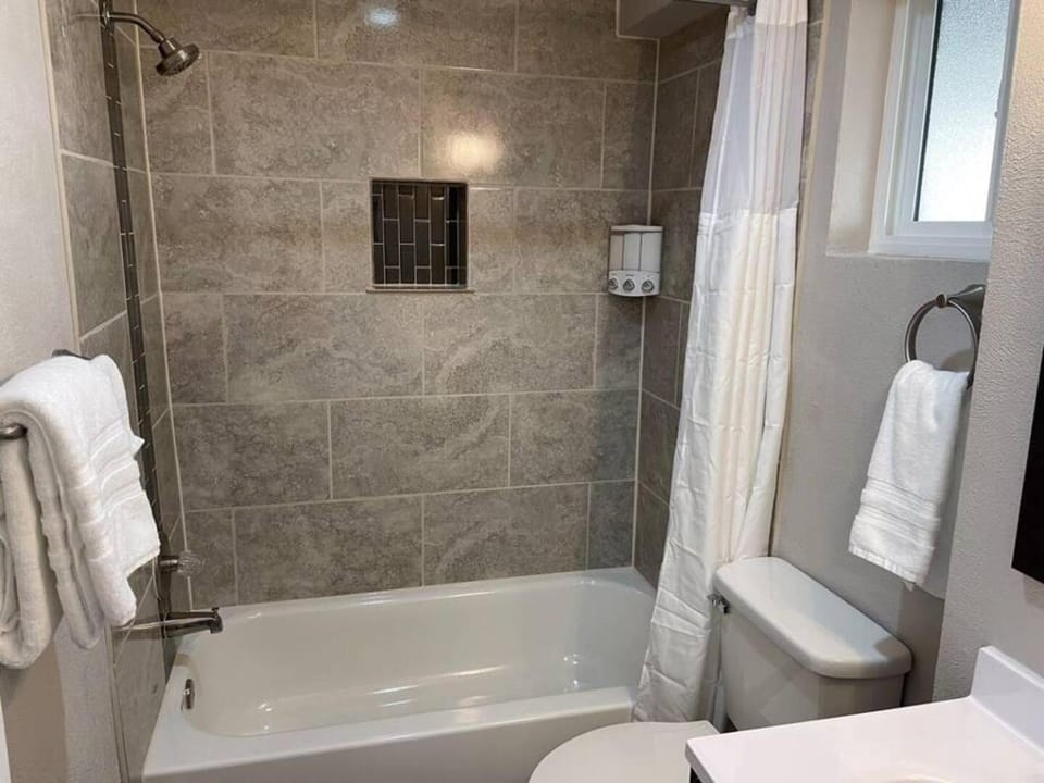 Modern Studio - Near UNM, Nob Hill and downtown Apartment in Albuquerque